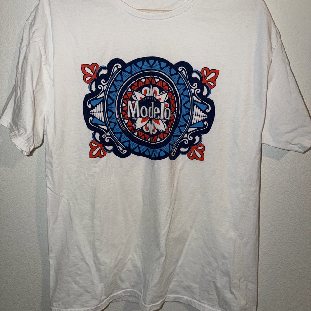 Modelo Graphic T-Shirt